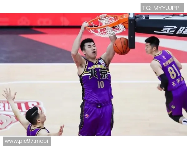 邹雨宸 腾空暴扣 尽显中锋风范 邹雨宸 腾空暴扣 尽显中锋风范